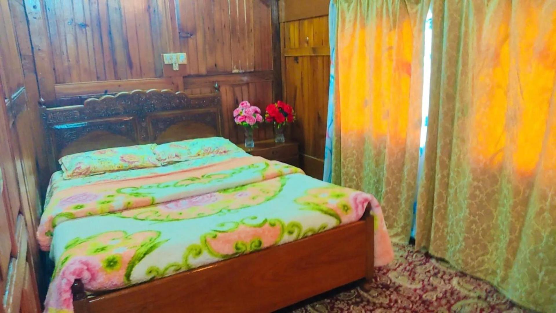 Houseboat Young Wild Rose Srinagar  Exterior photo