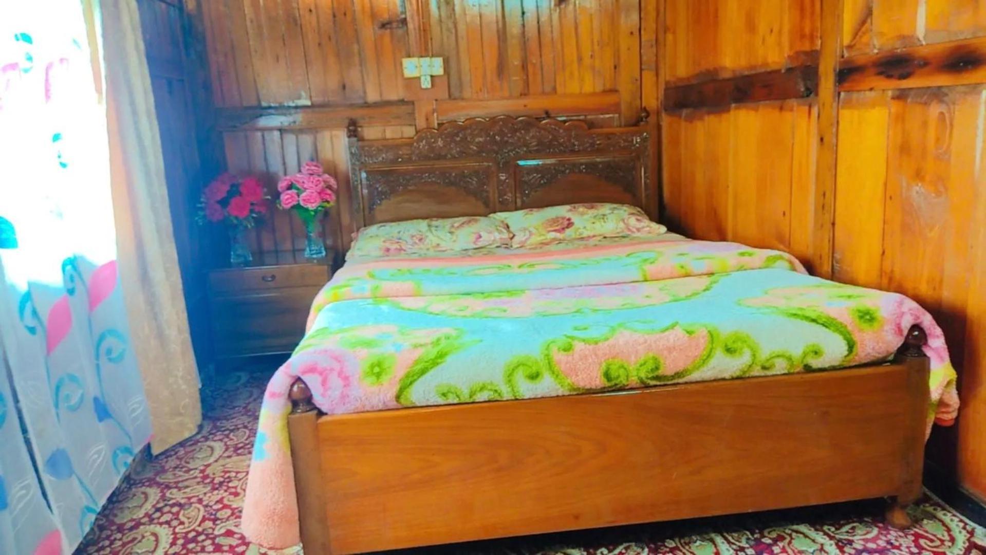 Houseboat Young Wild Rose Srinagar  Exterior photo