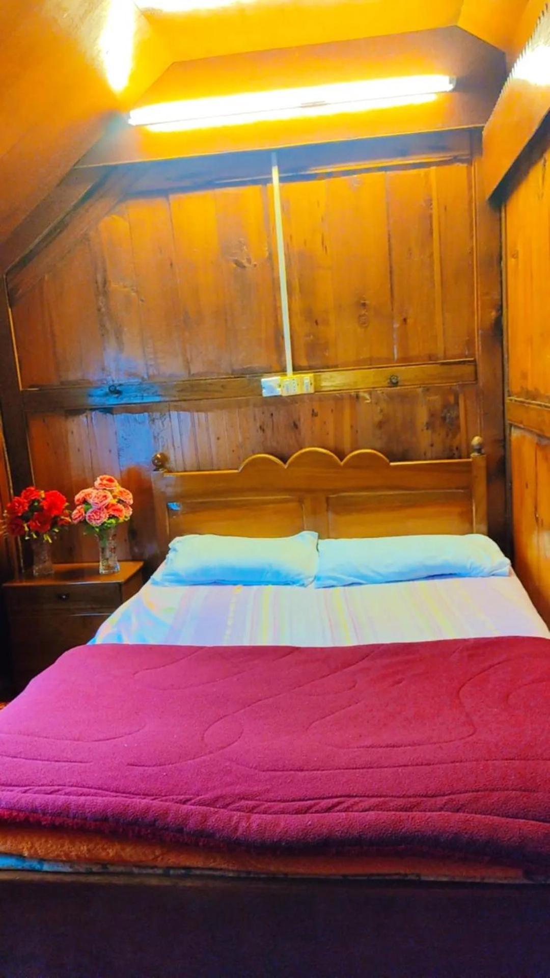 Houseboat Young Wild Rose Srinagar  Exterior photo