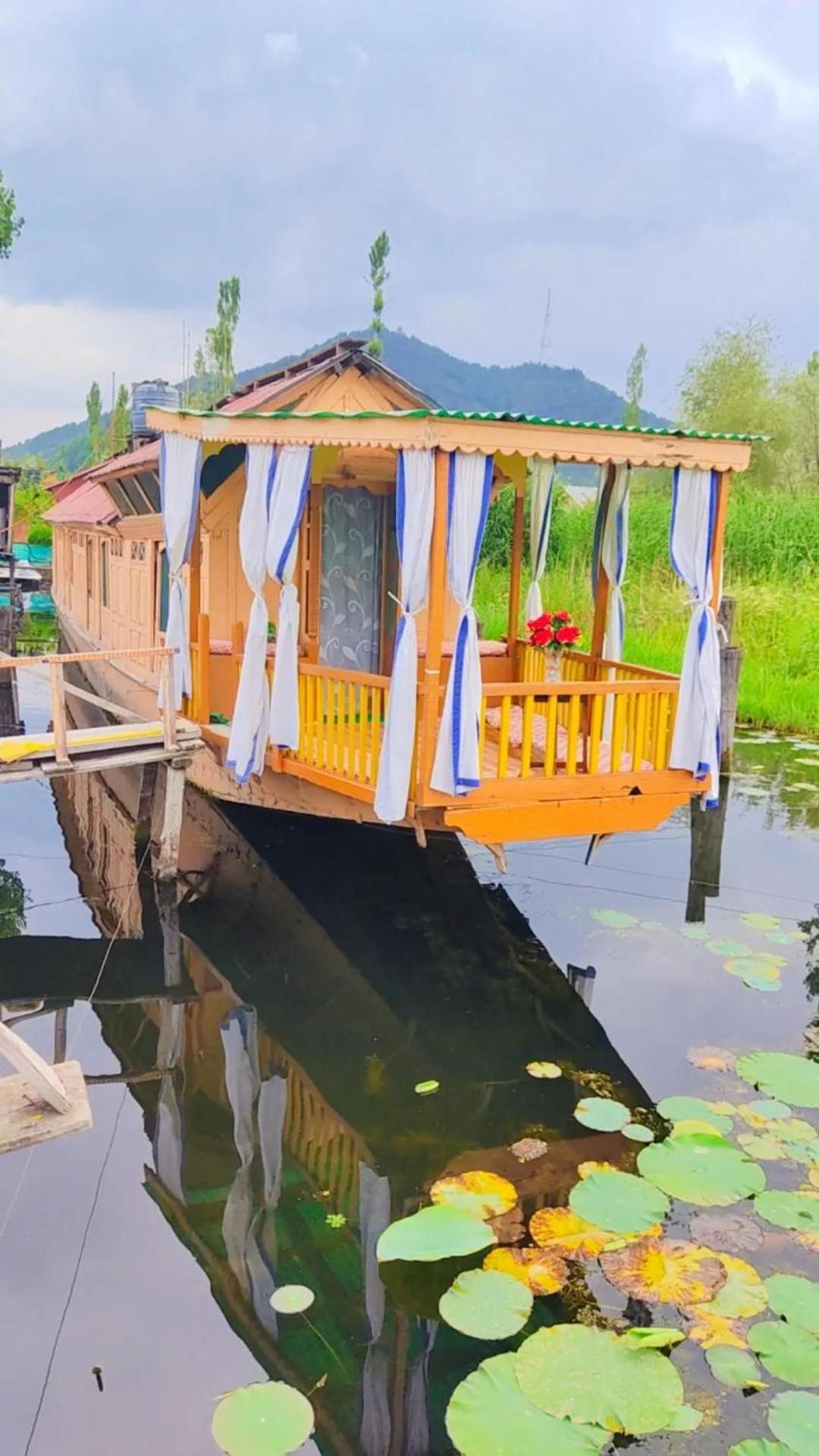 Houseboat Young Wild Rose Srinagar  Exterior photo